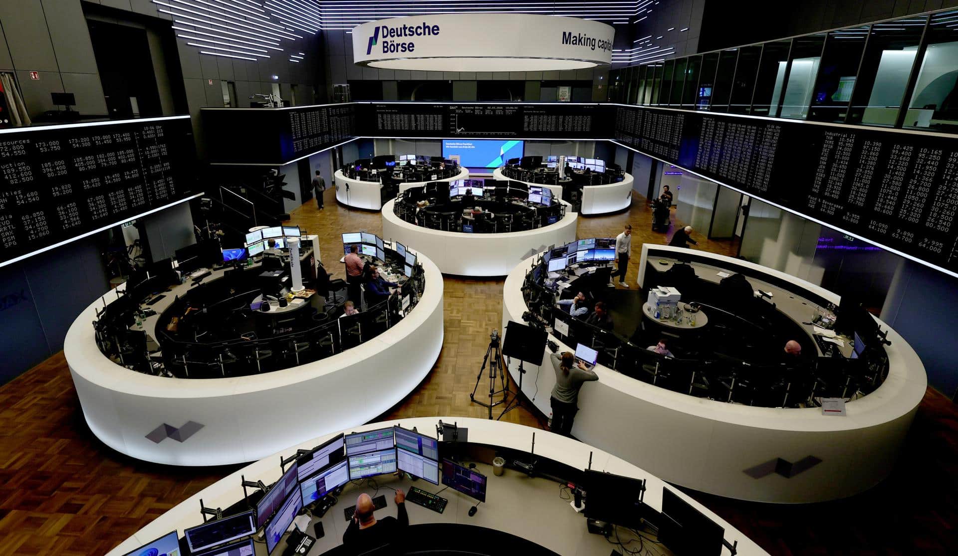 Vista interior del parqué de la Bolsa de Fráncfort eeste lunes, jornada marcada por el temor a un conflicto en Oriente Medio. EFE/EPA/RONALD WITTEK