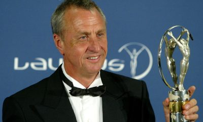 Fotografía de archivo del holandés Johan Cruyff con el Premio Laureus por su Trayectoria Profesional. EFE /Albert Olivé