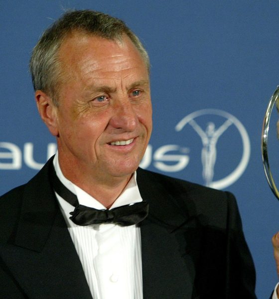 Fotografía de archivo del holandés Johan Cruyff con el Premio Laureus por su Trayectoria Profesional. EFE /Albert Olivé