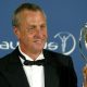 Fotografía de archivo del holandés Johan Cruyff con el Premio Laureus por su Trayectoria Profesional. EFE /Albert Olivé