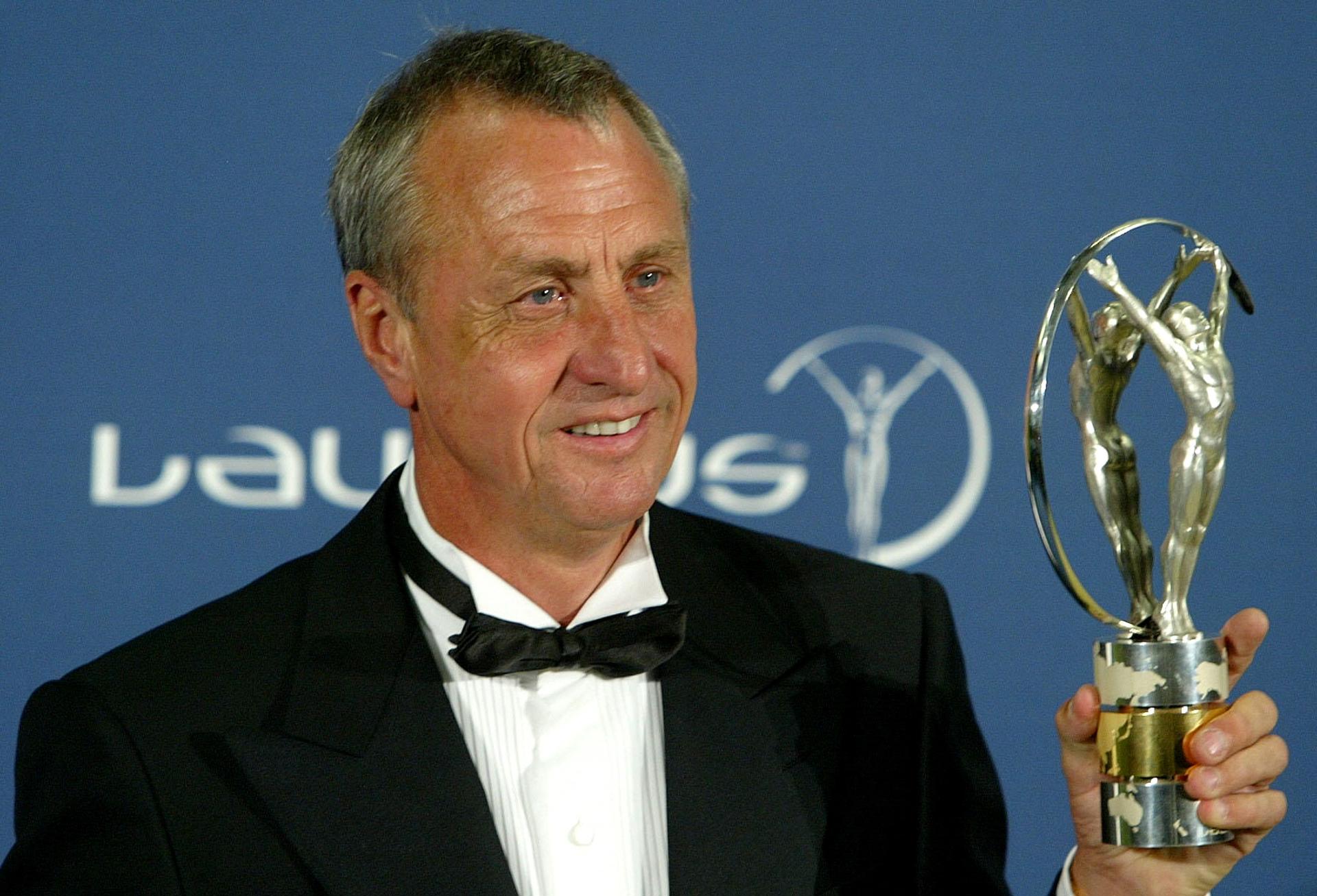 Fotografía de archivo del holandés Johan Cruyff con el Premio Laureus por su Trayectoria Profesional. EFE /Albert Olivé