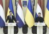 El presidente de Ucrania, Volodímir Zelenski (R), y el primer ministro de los Países Bajos, Rob Jetten (L), ofrecen una conferencia de prensa conjunta tras su reunión en el Palacio Mariinsky, residencia oficial del presidente de Ucrania, en Kiev, Ucrania, 08 de marzo de 2026. El primer ministro holandés, en su primera visita oficial a Ucrania desde que asumió el cargo el pasado febrero, llegó a Kiev para reunirse con altos cargos ucranianos en medio de la invasión rusa en curso. (Países Bajos; Holanda, Ucrania, Kiev) EFE/EPA/ANDREW KRAVCHENKO
