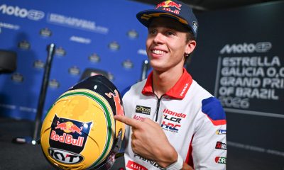 El brasileño Diogo Moreira muestra su casco en una rueda de prensa del Moto GP Gran Premio de Brasil este jueves, en el autódromo Ayrton Senna en Goiânia (Brasil). El piloto brasileño Diogo llevará en la competencia un casco idéntico al de Ayrton Senna en homenaje al legendario piloto de Fórmula 1. EFE/ Andre Borges