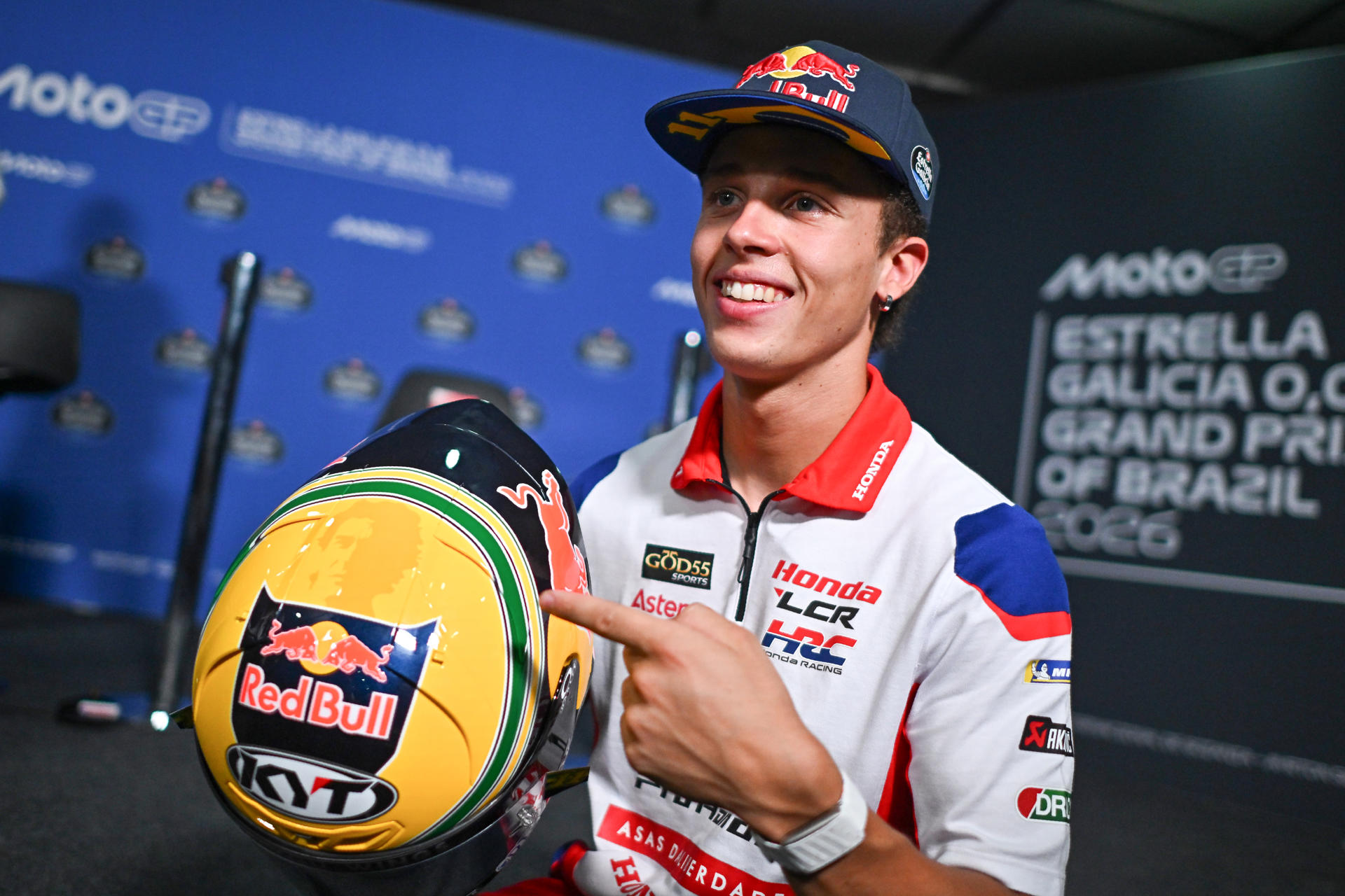 El brasileño Diogo Moreira muestra su casco en una rueda de prensa del Moto GP Gran Premio de Brasil este jueves, en el autódromo Ayrton Senna en Goiânia (Brasil). El piloto brasileño Diogo llevará en la competencia un casco idéntico al de Ayrton Senna en homenaje al legendario piloto de Fórmula 1. EFE/ Andre Borges