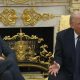 Captura de video tomada de una transmisión de la Casa Blanca del presidente de EE.UU., Donald Trump (d), junto al canciller de Alemania, Friedrich Merz, este martes, en Washington (EE.UU.). EFE/ La Casa Blanca