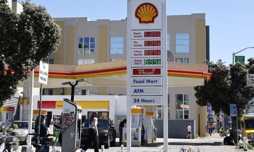Fotografía de archivo de una estación de gasolina en San Francisco (EE.UU.). EFE/EPA/JOHN G. MABANGLO