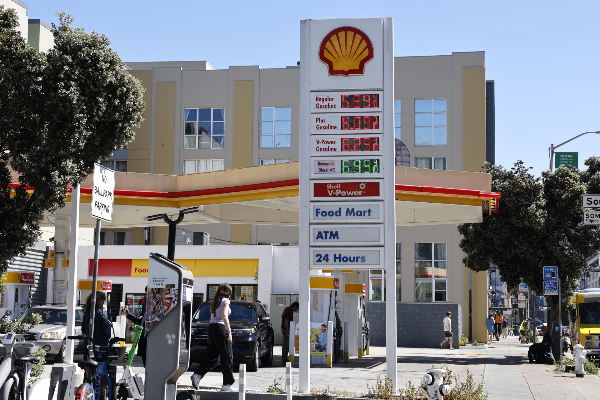 Fotografía de archivo de una estación de gasolina en San Francisco (EE.UU.). EFE/EPA/JOHN G. MABANGLO