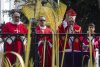 El Arzobispo de Caracas, Raúl Biord Castillo (d), bendice ramos durante la celebración del Domingo de Ramos en Caracas (Venezuela). EFE/ Miguel Gutierrez
