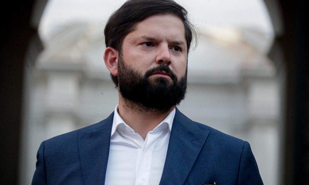 El Presidente de Chile, Gabriel Boric, reacciona durante una rueda de prensa este martes, después de reunirse con el presidente electo, José Antonio Kast, en Santiago de Chile (Chile). EFE/ Ailen Díaz
