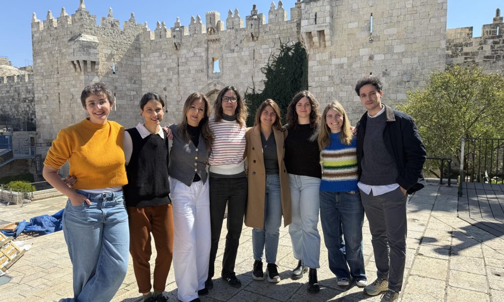 El Premio EFE ha reconocido el trabajo ejemplar de la delegación de la Agencia EFE en Jerusalén durante la guerra en la Franja de Gaza, formado por: de izquierda a derecha: Paula Bernabéu, Patricia Martínez, Alix Rubio, María Traspaderne, Magda Gibelli, Yael Be Horin, Núria Garrido y Guillermo Azábal. La cobertura comenzó el 7 de octubre de 2023 tras un ataque masivo de Hamás contra Israel, por ejercer el periodismo en condiciones muy complicadas y por aguantar el pulso muchos meses.- EFE