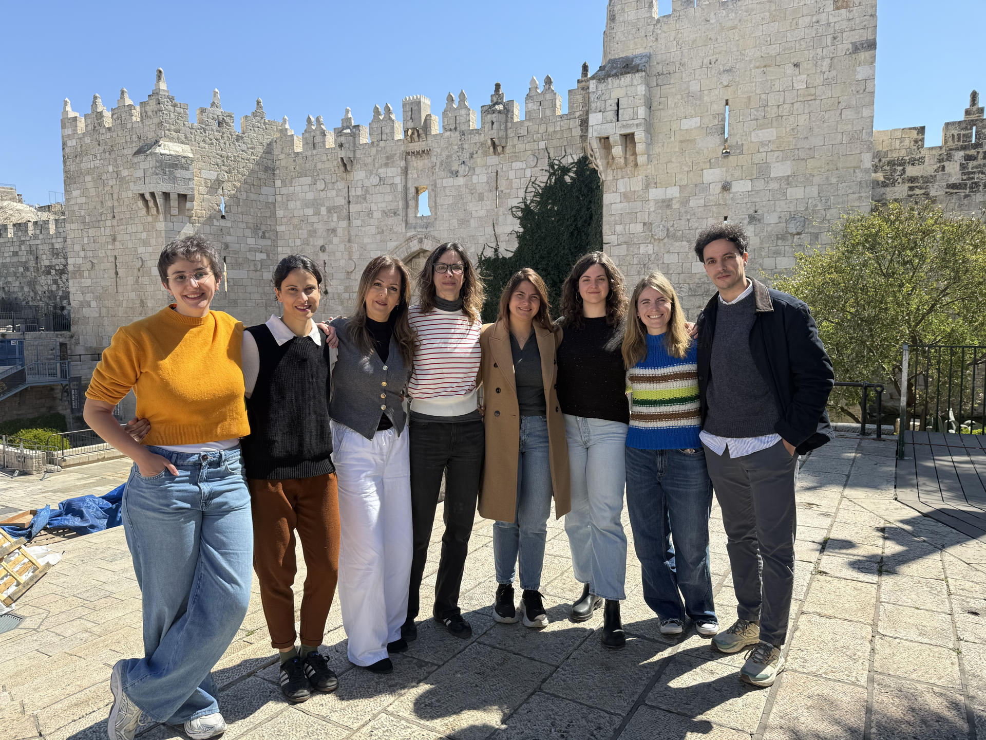 El Premio EFE ha reconocido el trabajo ejemplar de la delegación de la Agencia EFE en Jerusalén durante la guerra en la Franja de Gaza, formado por: de izquierda a derecha: Paula Bernabéu, Patricia Martínez, Alix Rubio, María Traspaderne, Magda Gibelli, Yael Be Horin, Núria Garrido y Guillermo Azábal. La cobertura comenzó el 7 de octubre de 2023 tras un ataque masivo de Hamás contra Israel, por ejercer el periodismo en condiciones muy complicadas y por aguantar el pulso muchos meses.- EFE