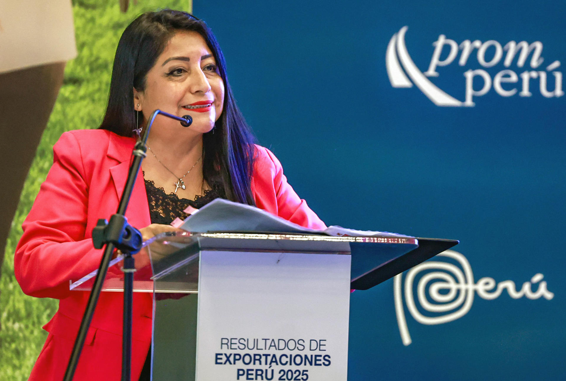 Fotografía cedida por la Presidencia del Consejo de Ministros que muestra a la primera ministra de Perú, Denisse Miralles, hablando durante la presentación oficial de resultados de las exportaciones de 2025 este viernes, en Lima (Perú). EFE/Presidencia del Consejo de Ministros