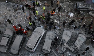 -Vehículos dañados tras un ataque israelí contra un edificio de apartamentos en el barrio de Aisha Bakkar, Beirut, Líbano. Según el Ministerio de Salud Pública libanés, más de 570 personas murieron y otras 1444 resultaron heridas en ataques aéreos en los suburbios del sur de Beirut y pueblos del sur del Líbano desde el inicio de las hostilidades. El ejército israelí declaró que está llevando a cabo ataques en todo el país contra la infraestructura y el personal de Hezbolá.. EFE/ Wael Hamzeh