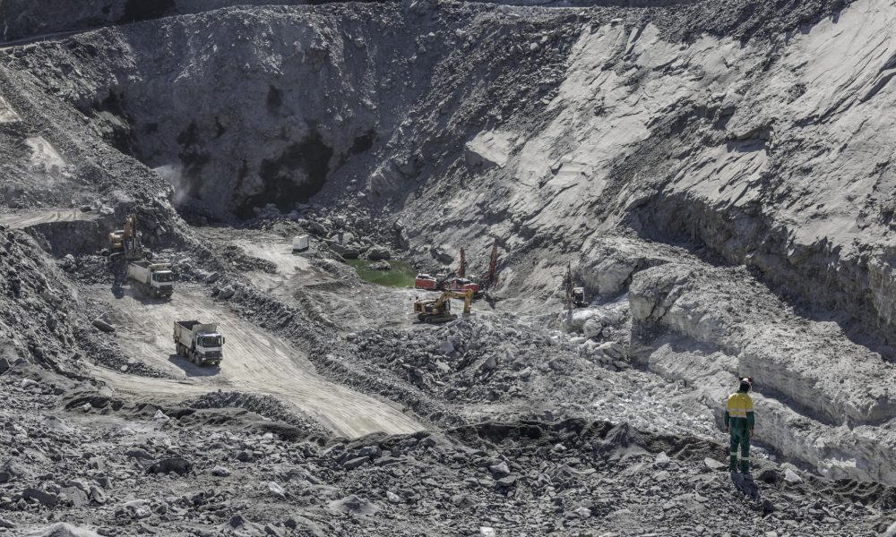 Un área de la mina de litio en la ciudad de Araçuaí, Minas Gerais (Brasil), en una imagen de agosto de 2025. EFE/André Coelho