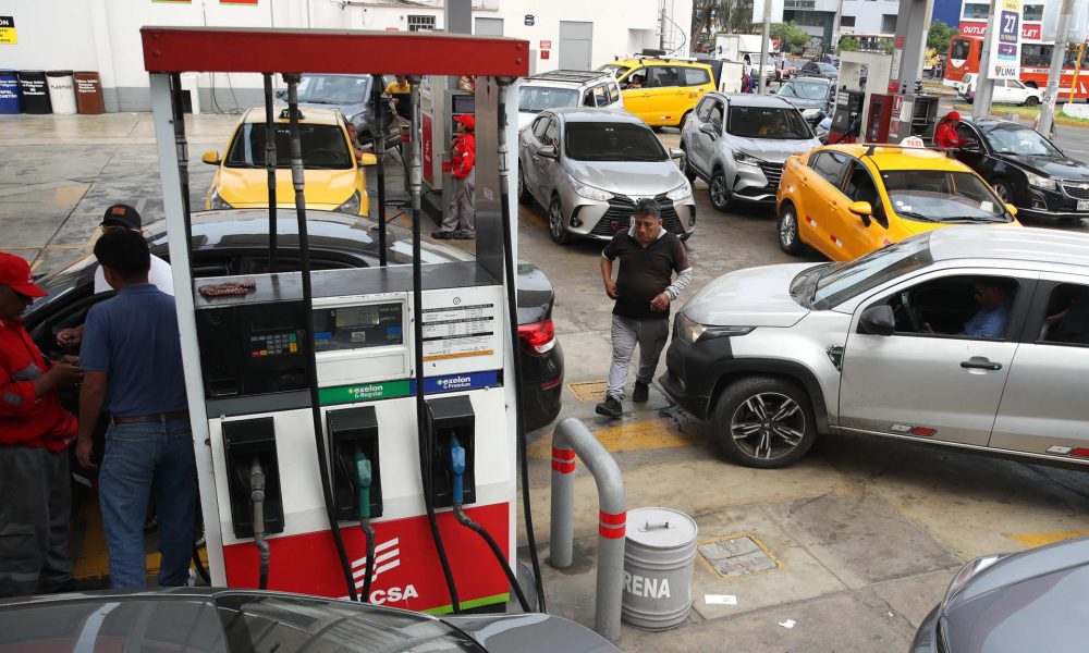 Fotografía donde se observan vehículos en una estación de servicio este martes, en Lima (Perú). EFE/ Paolo Aguilar