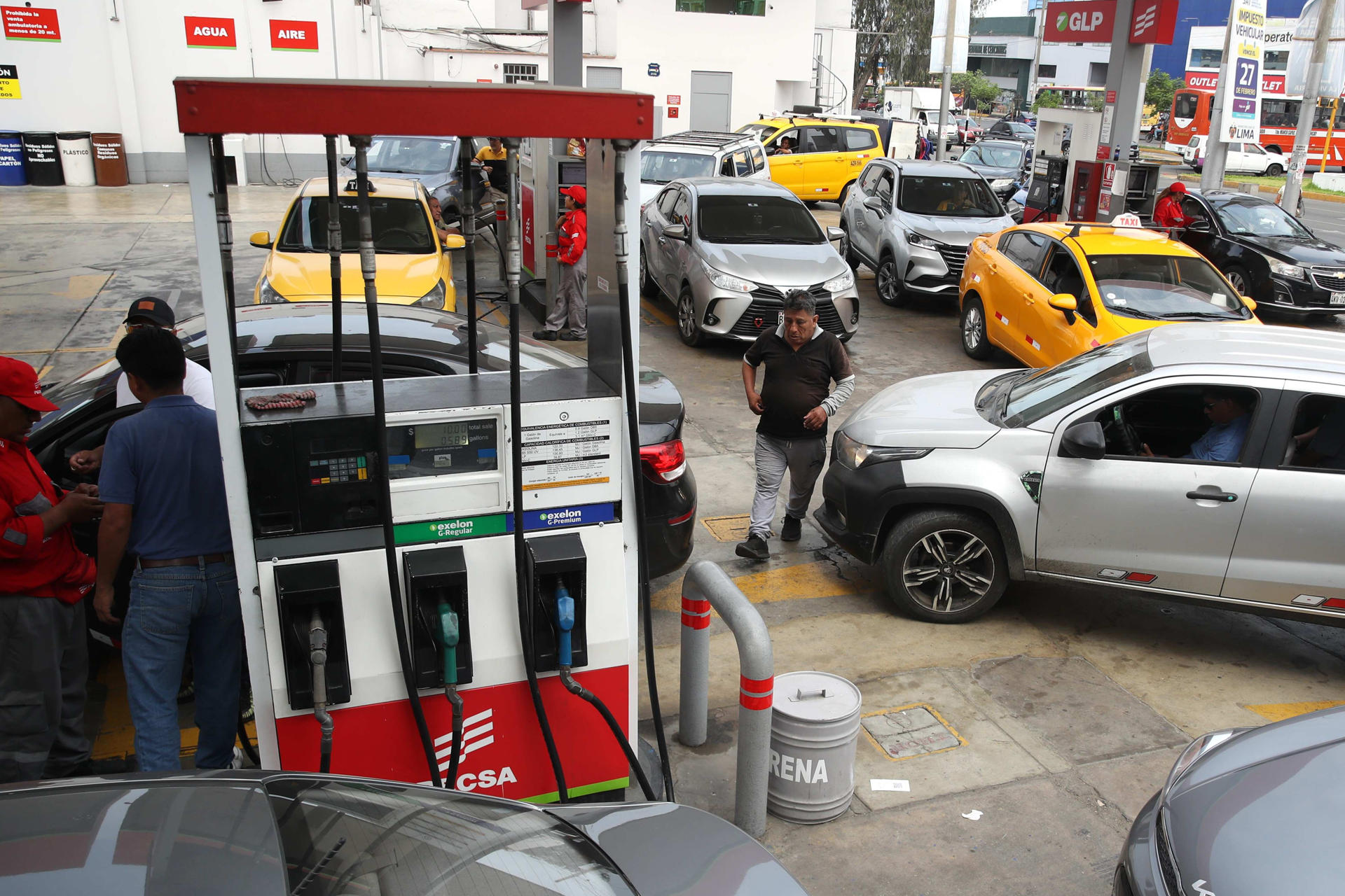 Fotografía donde se observan vehículos en una estación de servicio este martes, en Lima (Perú). EFE/ Paolo Aguilar