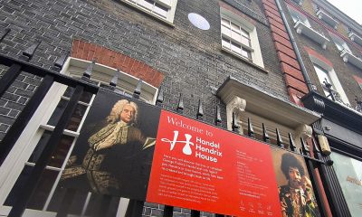 El caprichoso azar quiso que dos de los grandes maestros de la música, Georg Friedrich Händel (1685 - 1759) y Jimi Hendrix (1942 - 1970) diametralmente opuestos en tantos criterios, vivieran con tres siglos de diferencia entre las mismas paredes del 25 de Brook St. en Londres. En la imagen, fachada de la vivienda londinense que compartieron Georg Friedrich Händel y Jimi Hendrix. EFE/Guillermo Garrido