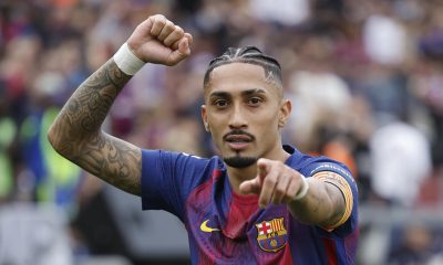 El delantero brasileño del FC Barcelona Raphinha celebra tras anotar el 1-0 durante el partido de LaLiga entre el Barcelona y el Sevilla disputado en el Camp Nou en Barcelona, este domingo. EFE/ Alberto Estevez