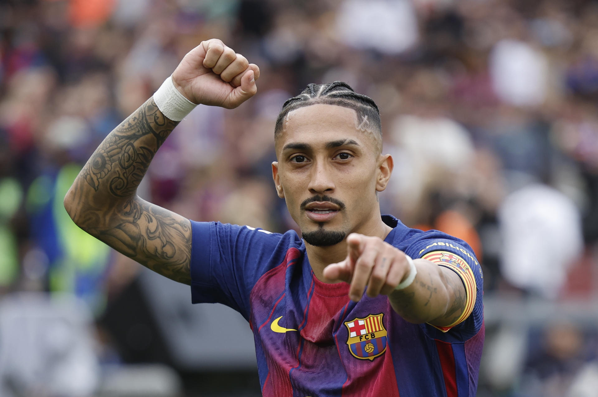 El delantero brasileño del FC Barcelona Raphinha celebra tras anotar el 1-0 durante el partido de LaLiga entre el Barcelona y el Sevilla disputado en el Camp Nou en Barcelona, este domingo. EFE/ Alberto Estevez