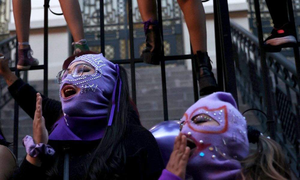 Mujeres participan en una marcha en conmemoración al Día Internacional de la Mujer este viernes, en La Paz (Bolivia). EFE/ Luis Gandarillas