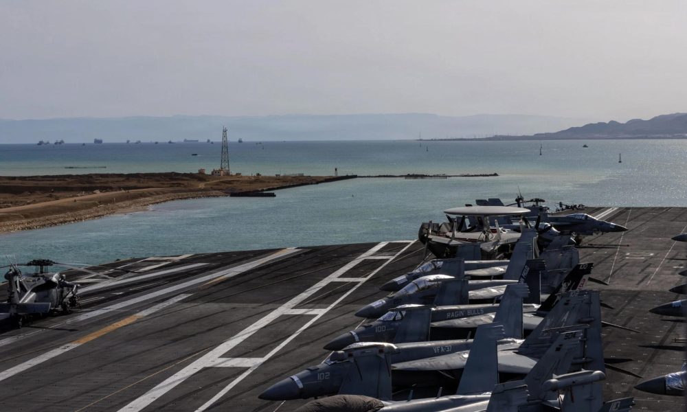 Fotografía tomada de la cuenta @USNINews en X del Instituto Naval de Estados Unidos que muestra al portaviones estadounidense el USS Gerald Ford cruzando el canal de Suez rumbo al mar Rojo. EFE/ @USNINews