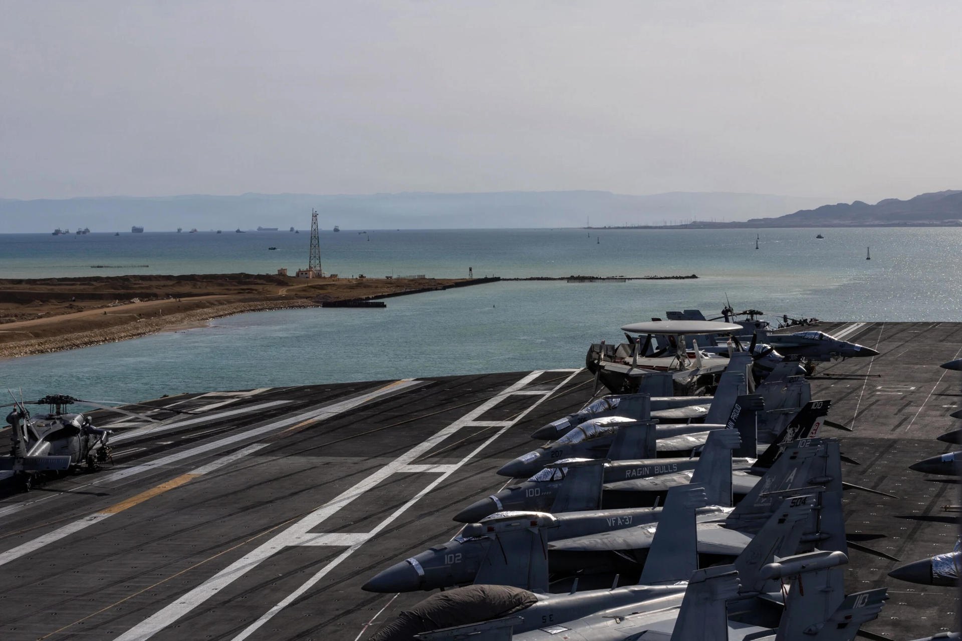 Fotografía tomada de la cuenta @USNINews en X del Instituto Naval de Estados Unidos que muestra al portaviones estadounidense el USS Gerald Ford cruzando el canal de Suez rumbo al mar Rojo. EFE/ @USNINews