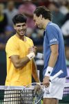 Carlos Alcaraz se desahoga con una sonrisa al final del duro partido que libró ante el francés Arthur Rinderknech y que le dio el paso a octavos de final del torneo de Indian Wells. EFE/EPA/JOHN G. MABANGLO
