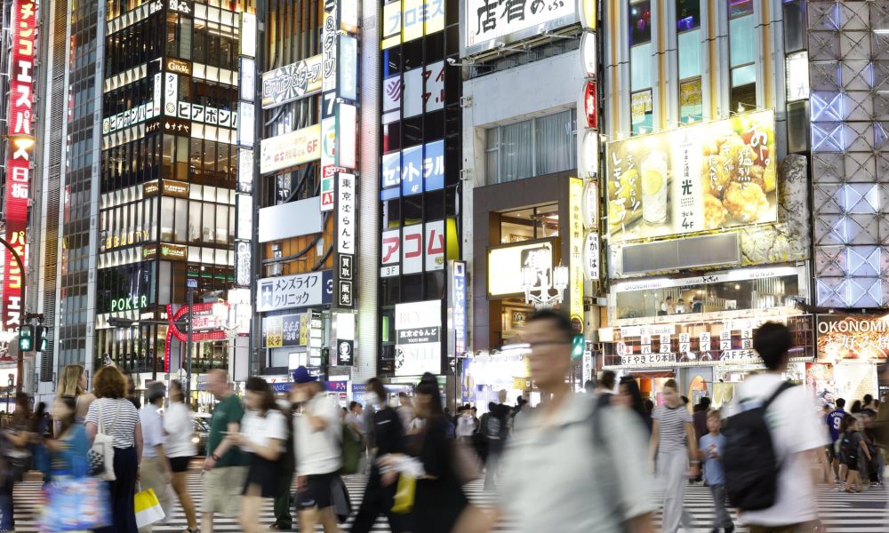 TOKIO (Japón), 10/06/2025.- Varias personas cruzan una calle principal frente a Kabukicho, el barrio rojo de Tokio, Japón, el 4 de junio de 2025 (publicado el 10 de junio de 2025). EFE/EPA/FRANCK ROBICHON