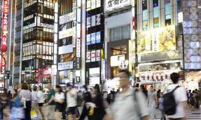 TOKIO (Japón), 10/06/2025.- Varias personas cruzan una calle principal frente a Kabukicho, el barrio rojo de Tokio, Japón, el 4 de junio de 2025 (publicado el 10 de junio de 2025). EFE/EPA/FRANCK ROBICHON