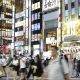 TOKIO (Japón), 10/06/2025.- Varias personas cruzan una calle principal frente a Kabukicho, el barrio rojo de Tokio, Japón, el 4 de junio de 2025 (publicado el 10 de junio de 2025). EFE/EPA/FRANCK ROBICHON