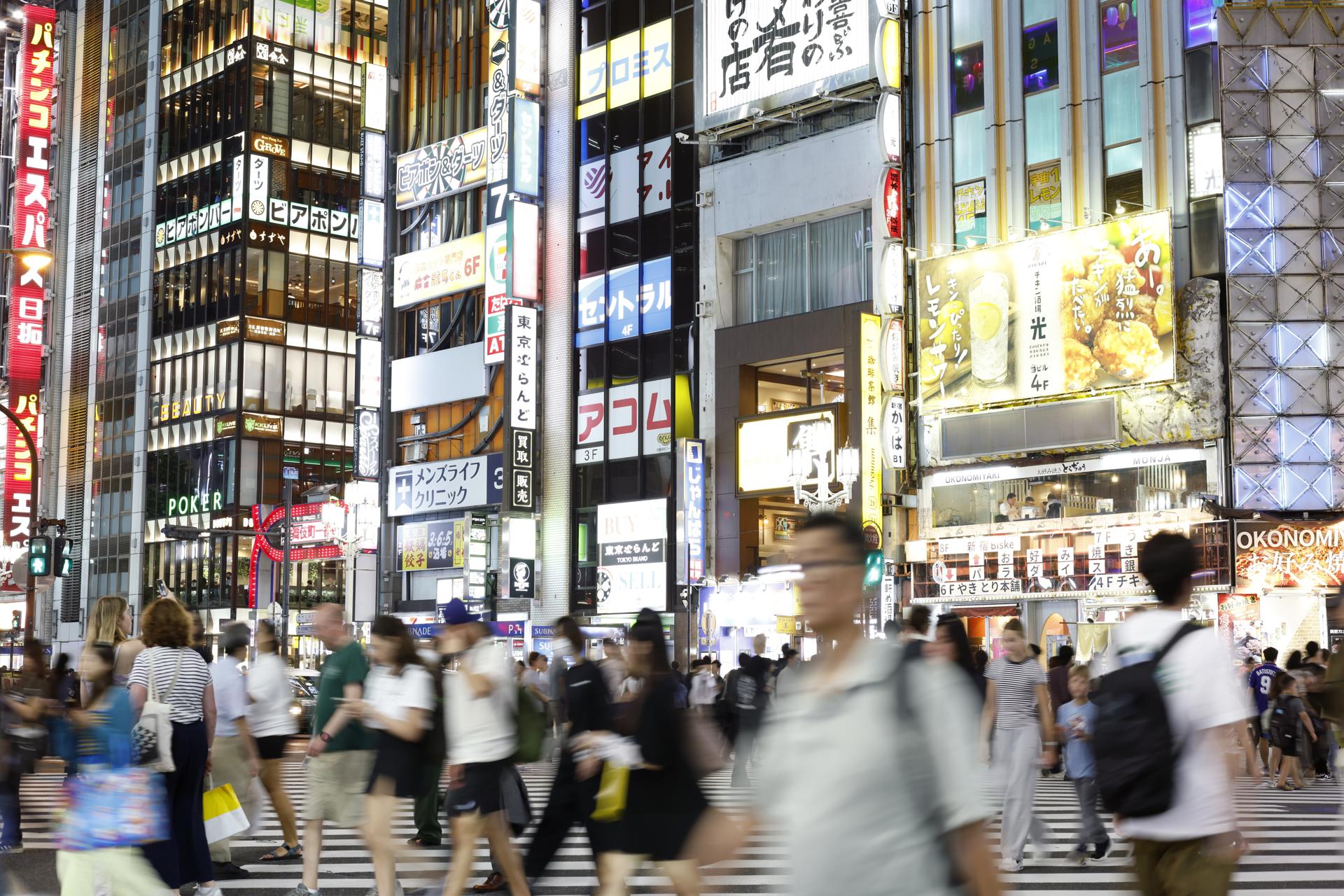 TOKIO (Japón), 10/06/2025.- Varias personas cruzan una calle principal frente a Kabukicho, el barrio rojo de Tokio, Japón, el 4 de junio de 2025 (publicado el 10 de junio de 2025). EFE/EPA/FRANCK ROBICHON