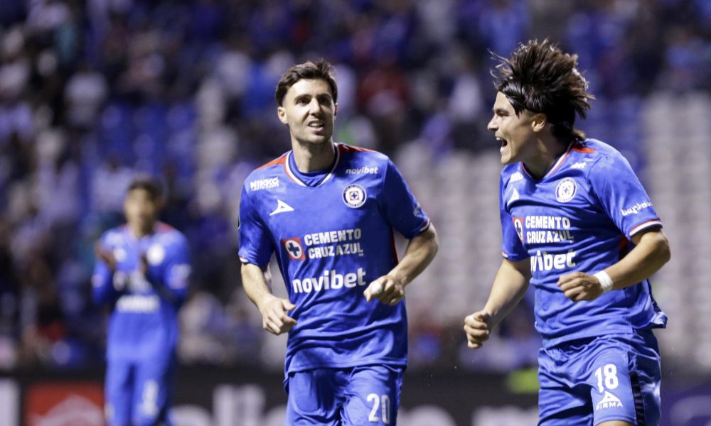 José Paradela (i) y Luka Romero de Cruz Azul celebran un gol. Imagen de archivo. EFE/ Hilda Ríos