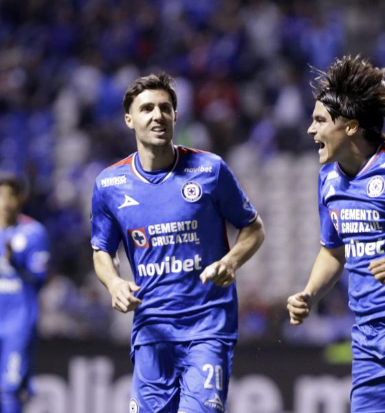 José Paradela (i) y Luka Romero de Cruz Azul celebran un gol. Imagen de archivo. EFE/ Hilda Ríos