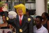 Migrantes protestan con una piñata alusiva al presidente estadounidense Donald Trump durante un viacrucis, este lunes en Tapachula, Chiapas (México). EFE/Juan Manuel Blanco
