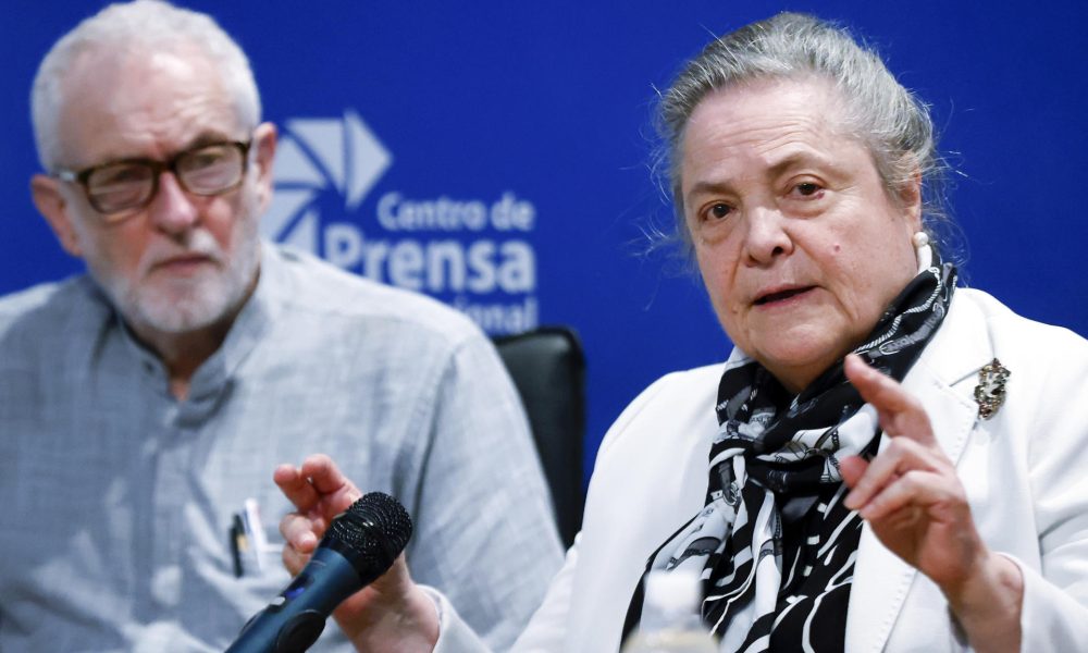 La senadora colombiana Clara López habla junto al político británico Jeremy Corbyn en una rueda de prensa este viernes, en La Habana (Cuba). EFE/ Ernesto Mastrascusa