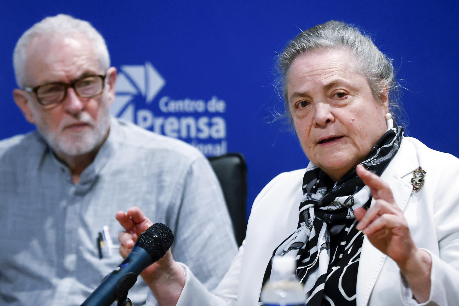 La senadora colombiana Clara López habla junto al político británico Jeremy Corbyn en una rueda de prensa este viernes, en La Habana (Cuba). EFE/ Ernesto Mastrascusa