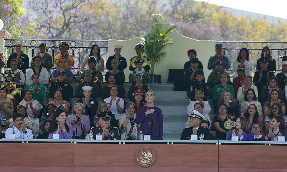 Fotografía cedida por la presidencia de México, de la mandataria mexicana, Claudia Sheinbaum (C), durante un acto protocolario en la Ciudad de México (México). EFE/ Presidencia De México /SOLO USO EDITORIAL/NO VENTAS/SOLO DISPONIBLE PARA ILUSTRAR LA NOTICIA QUE ACOMPAÑA (CRÉDITO OBLIGATORIO)