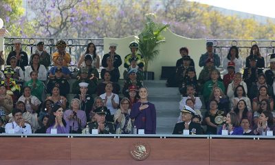 Fotografía cedida por la presidencia de México, de la mandataria mexicana, Claudia Sheinbaum (C), durante un acto protocolario en la Ciudad de México (México). EFE/ Presidencia De México /SOLO USO EDITORIAL/NO VENTAS/SOLO DISPONIBLE PARA ILUSTRAR LA NOTICIA QUE ACOMPAÑA (CRÉDITO OBLIGATORIO)