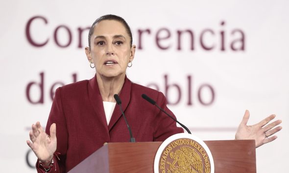 La presidenta de México, Claudia Sheinbaum, participa durante una rueda de prensa este martes en Palacio Nacional de la Ciudad de México (México).  EFE/José Méndez
