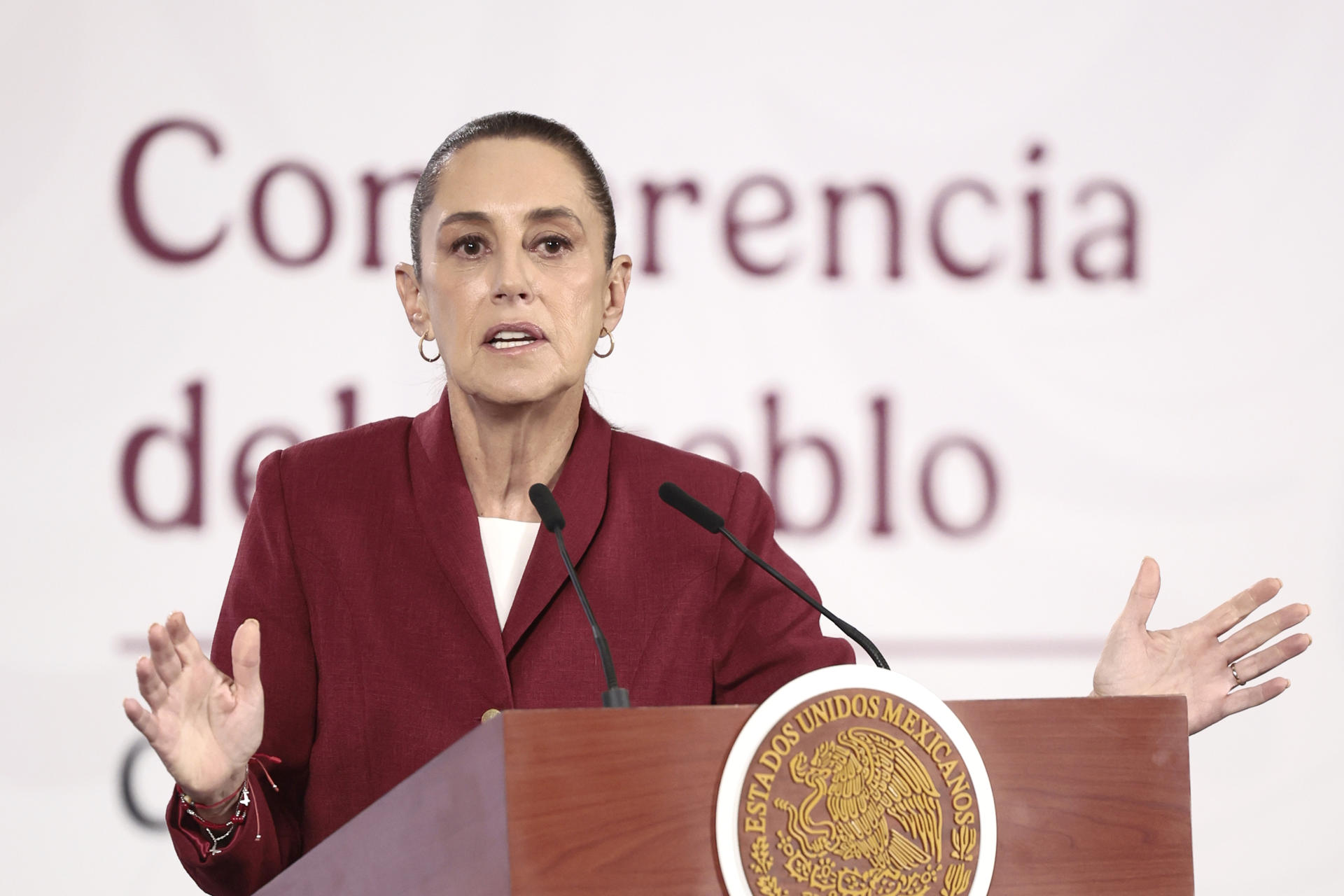 La presidenta de México, Claudia Sheinbaum, participa durante una rueda de prensa este martes en Palacio Nacional de la Ciudad de México (México).  EFE/José Méndez