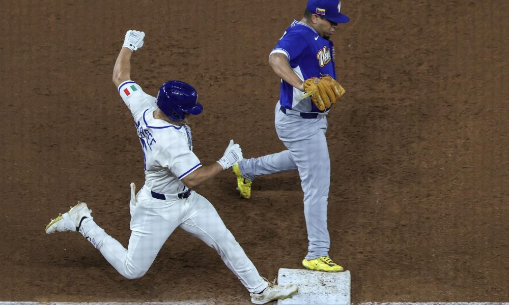 El infielder italiano Jon Berti (i) es capturado intentando llegar a la primera base por el lanzador zurdo venezolano Ricardo Sánchez durante el partido de semifinales del Clásico Mundial de Béisbol 2026 entre Venezuela e Italia en el estadio loanDepot Park en Miami, Florida (EE.UU.). EFE/CRISTOBAL HERRERA-ULASHKEVICH