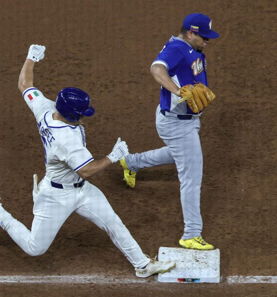 El infielder italiano Jon Berti (i) es capturado intentando llegar a la primera base por el lanzador zurdo venezolano Ricardo Sánchez durante el partido de semifinales del Clásico Mundial de Béisbol 2026 entre Venezuela e Italia en el estadio loanDepot Park en Miami, Florida (EE.UU.). EFE/CRISTOBAL HERRERA-ULASHKEVICH