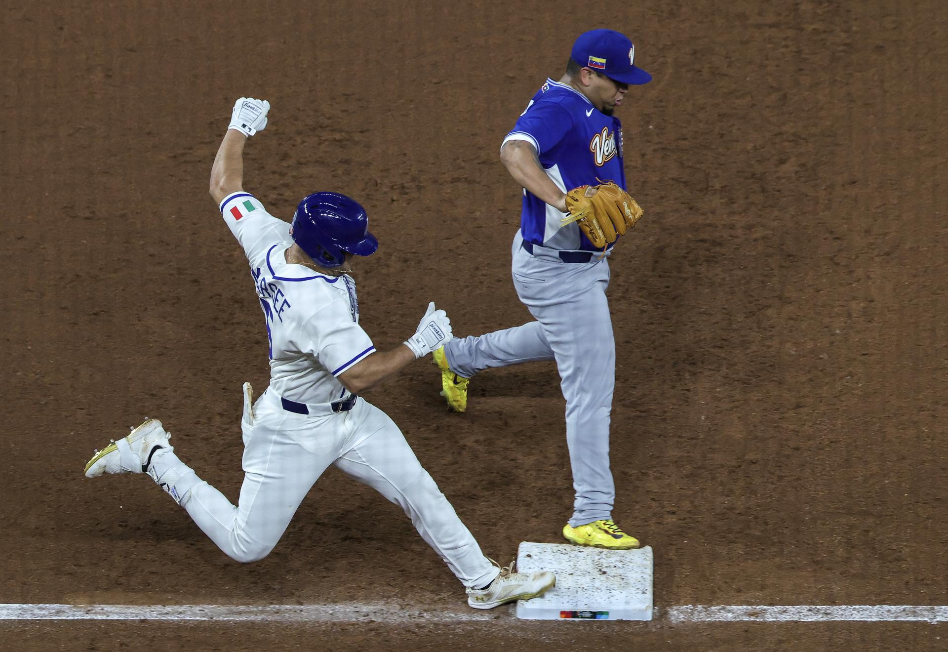 El infielder italiano Jon Berti (i) es capturado intentando llegar a la primera base por el lanzador zurdo venezolano Ricardo Sánchez durante el partido de semifinales del Clásico Mundial de Béisbol 2026 entre Venezuela e Italia en el estadio loanDepot Park en Miami, Florida (EE.UU.). EFE/CRISTOBAL HERRERA-ULASHKEVICH