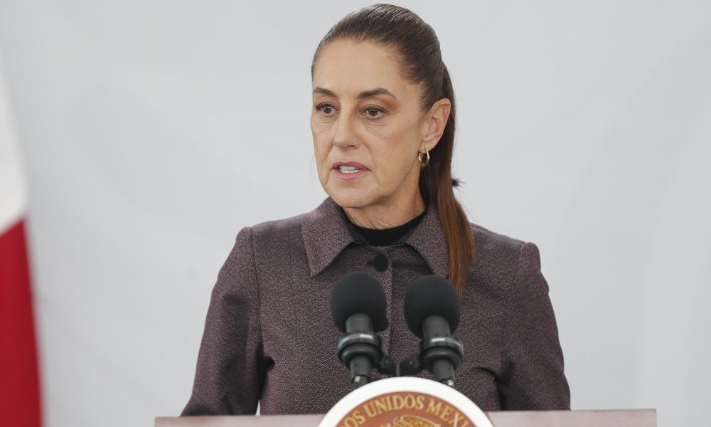 La presidenta de México, Claudia Sheinbaum, habla durante una rueda de prensa este lunes, en el Hospital Oncológico para la Mujer, en Ciudad de México (México). EFE/ Isaac Esquivel
