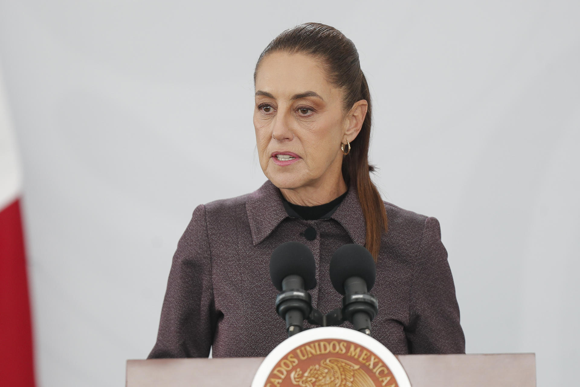 La presidenta de México, Claudia Sheinbaum, habla durante una rueda de prensa este lunes, en el Hospital Oncológico para la Mujer, en Ciudad de México (México). EFE/ Isaac Esquivel