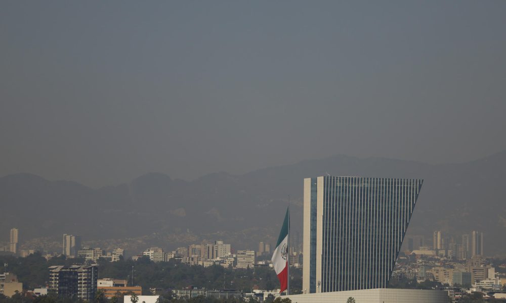 Fotografía que muestra una capa de contaminación en Ciudad de México (México). Imagen de archivo. EFE/ Sáshenka Gutiérrez