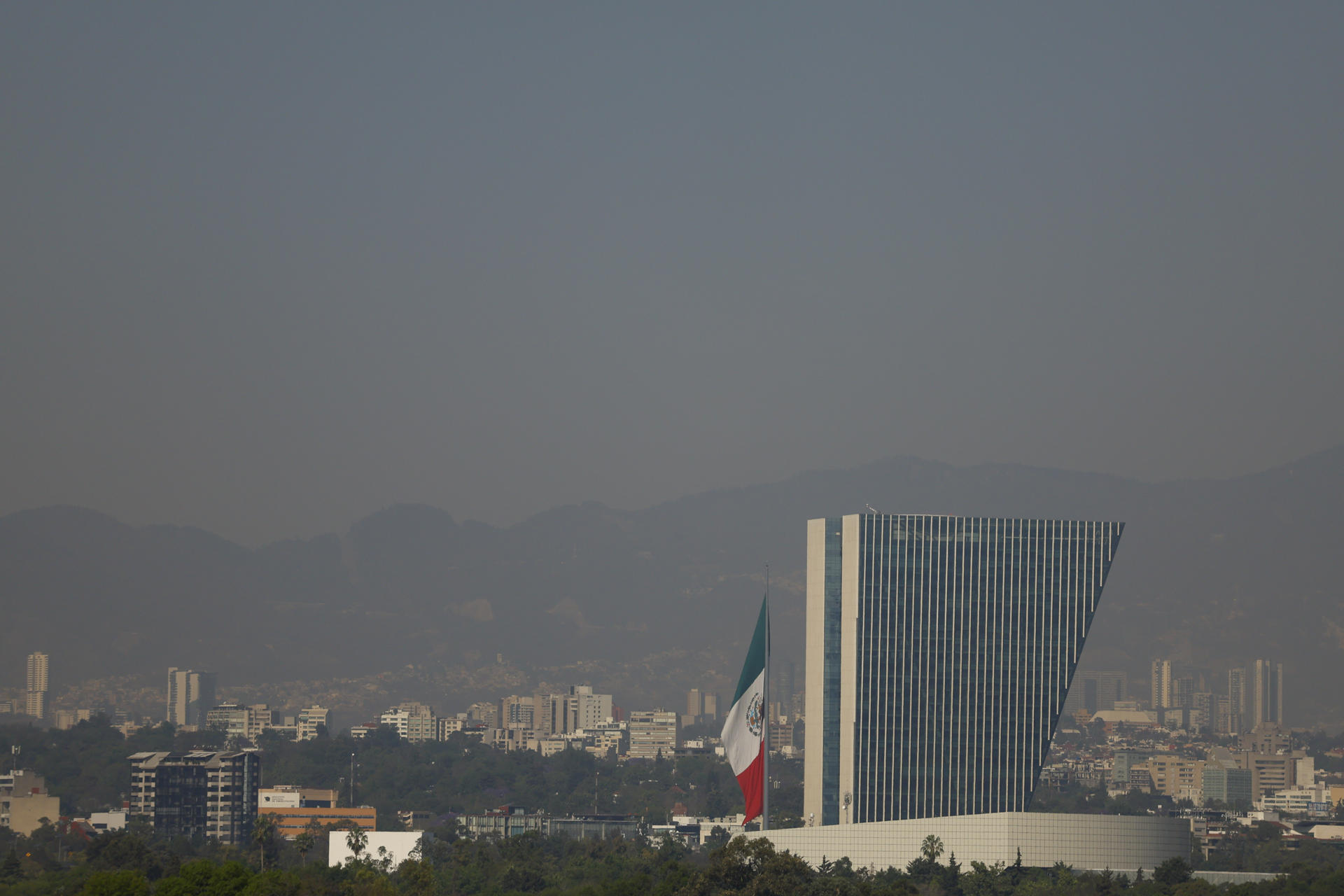 Fotografía que muestra una capa de contaminación en Ciudad de México (México). Imagen de archivo. EFE/ Sáshenka Gutiérrez