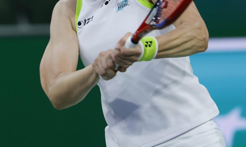 La kazaja Elena Rybakina, número tres del mundo, triunfó este viernes por 7-5 y 6-4 contra la ucraniana Elina Svitolina, número nueve, y se citó con la bielorrusa Aryna Sabalenka en la final del WTA 1.000 de Indian Wells. EFE/EPA/JOHN G. MABANGLO