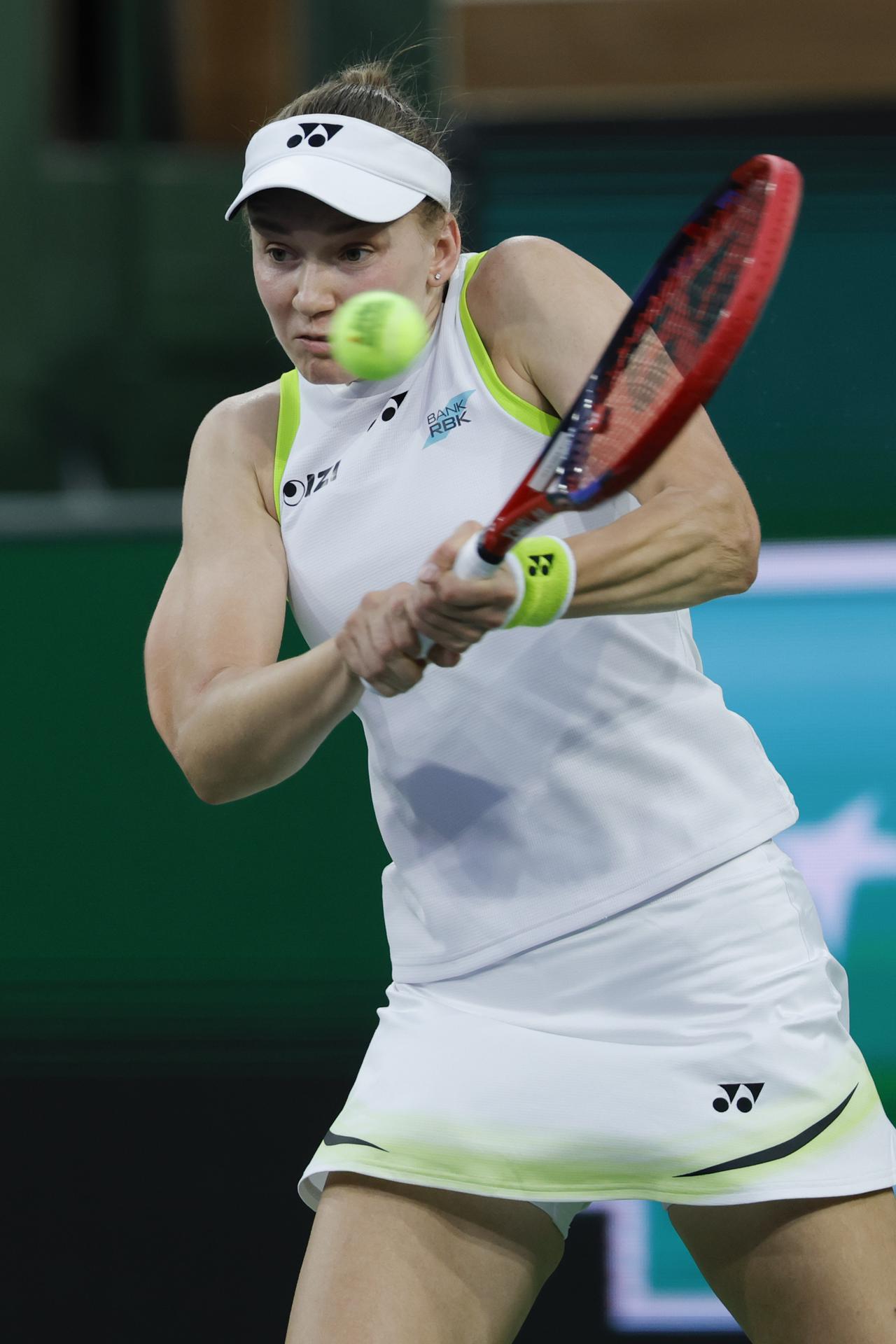 La kazaja Elena Rybakina, número tres del mundo, triunfó este viernes por 7-5 y 6-4 contra la ucraniana Elina Svitolina, número nueve, y se citó con la bielorrusa Aryna Sabalenka en la final del WTA 1.000 de Indian Wells. EFE/EPA/JOHN G. MABANGLO