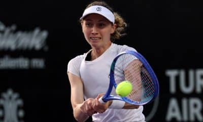 La española Cristina Bucsa devuelve una bola ante la polaca Magdalena Frech en la final del Mérida Open 2026 en el Country Club en Yucatán (México). EFE/Lorenzo Hernández